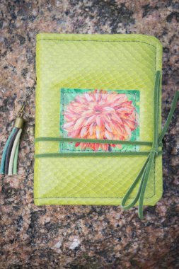 Küçük yeşil el yapımı defter scrapbooking tarzı ile karanlık g