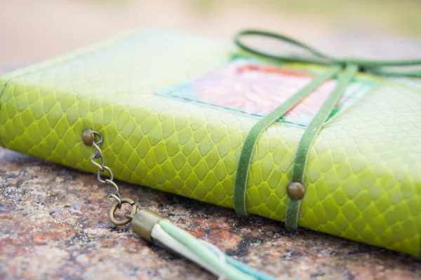 Küçük yeşil el yapımı defter scrapbooking tarzı ile karanlık g