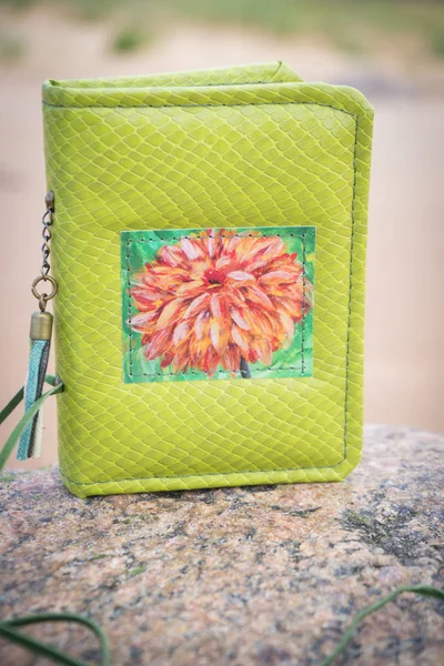 Küçük yeşil el yapımı defter scrapbooking tarzı ile karanlık g