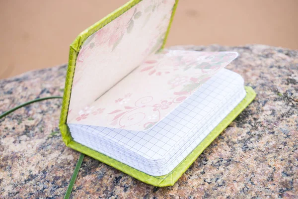 Küçük yeşil el yapımı defter scrapbooking tarzı ile karanlık g