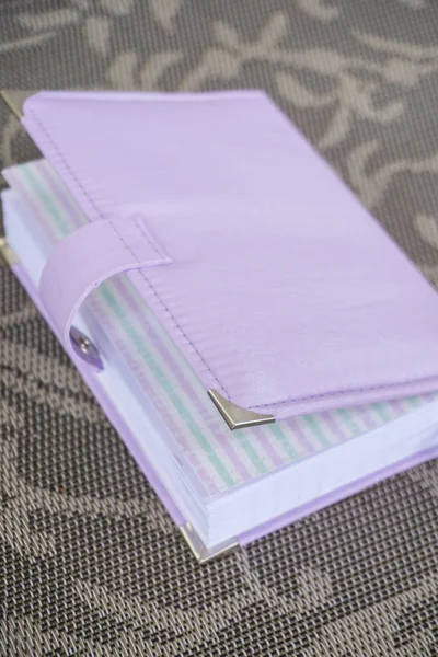 Фиолетовый персональный планировщик ручной работы, ноутбук с зашитым чехлом , — стоковое фото