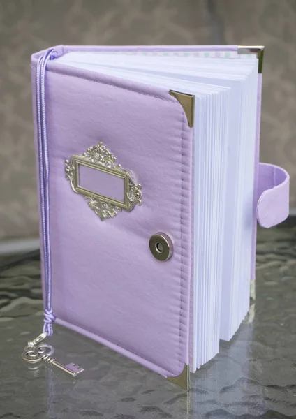 Planificateur personnel violet fait à la main, carnet avec couverture cousue , — Photo