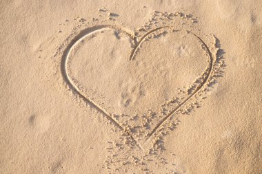 Yaz aylarında Baltık Denizi 'nin kumsalında bir kalbin baskısı: Yaz neredeyse bitti, sonbaharı bekliyor..