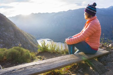 Genç kadın bakış açısı, dalda oturan AFT rahatlatıcı