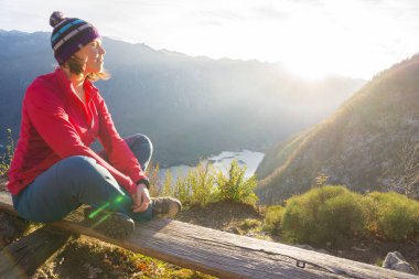 Genç kadın bakış açısı, dalda oturan AFT rahatlatıcı