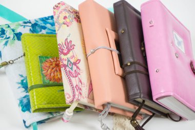 El yapımı üzerinde notebook ve planlamacıları farklı renklerde dekore