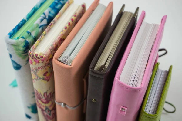 Handgefertigte dekorierte Notizbücher und Planer in verschiedenen Farben auf — Stockfoto