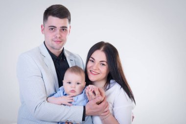 Genç mutlu aile fotoğraf stüdyo çekim erkek bebek ile s