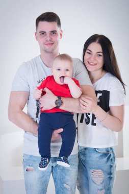 Genç mutlu aile fotoğraf stüdyo çekim erkek bebek ile s