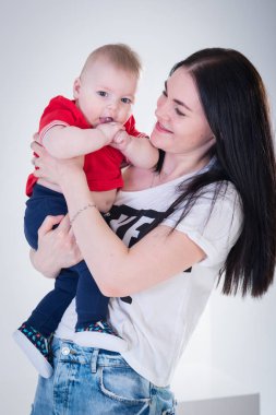 Genç mutlu anne bebek çocuk fotoğraf stüdyo çekim ile s