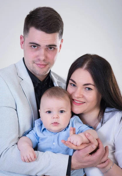 Junge glückliche Familie mit Baby-Shooting im Fotostudio, s — Stockfoto