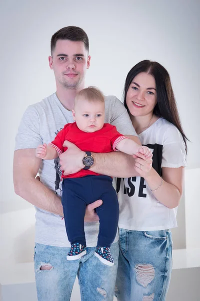 Joven familia feliz con bebé niño disparando en el estudio de fotos, s — Foto de Stock