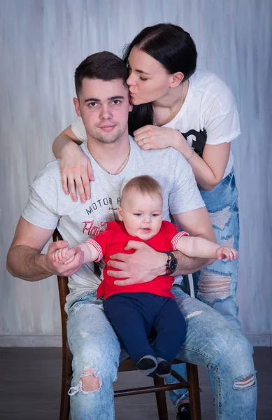 Junge glückliche Familie mit Baby-Shooting im Fotostudio, s — Stockfoto