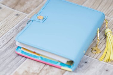 El yapımı üç renkli pembe sarı mavi deri defter, planlayıcısı 