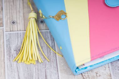 El yapımı üç renkli pembe sarı mavi deri defter, planlayıcısı 