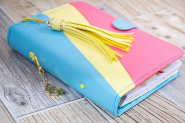 El yapımı üç renkli pembe sarı mavi deri defter, planlayıcısı 