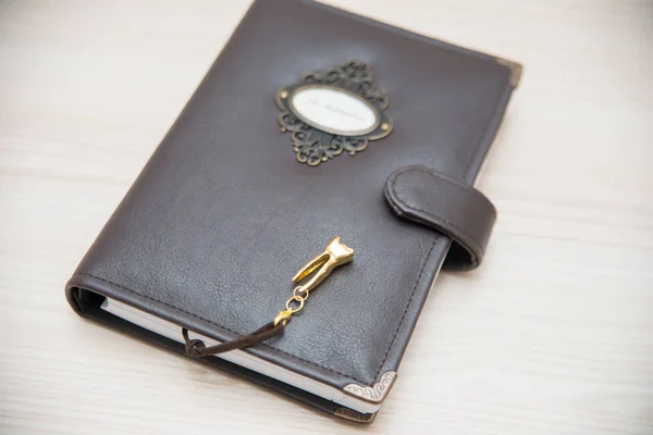 Handgemachtes braunes Leder-Notizbuch, Planer für Unternehmen oder Bildungseinrichtungen — Stockfoto