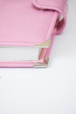 El yapımı pembe renkli deri dizüstü bilgisayar, iş veya e için planlayıcısı