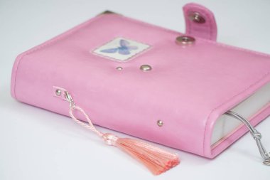 El yapımı pembe renkli deri dizüstü bilgisayar, iş veya e için planlayıcısı