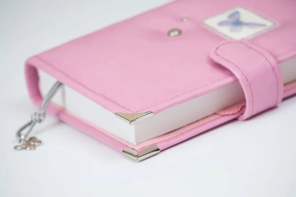 Cuaderno de cuero de color rosa hecho a mano, planificador para negocios o e — Foto de Stock