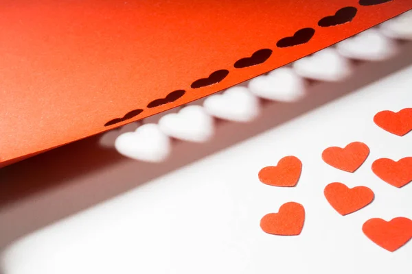 Decoración para el Día de San Valentín: perforador hecho formas de papel o — Foto de Stock