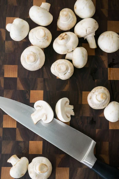 Куча грибов: нарезанные шампанские в качестве ингредиентов для приготовления пищи — стоковое фото