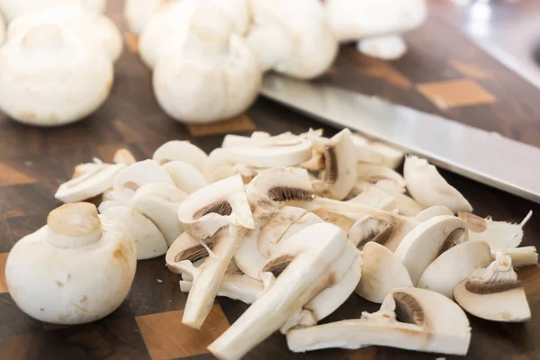 Куча грибов: нарезанные шампанские в качестве ингредиентов для приготовления пищи — стоковое фото