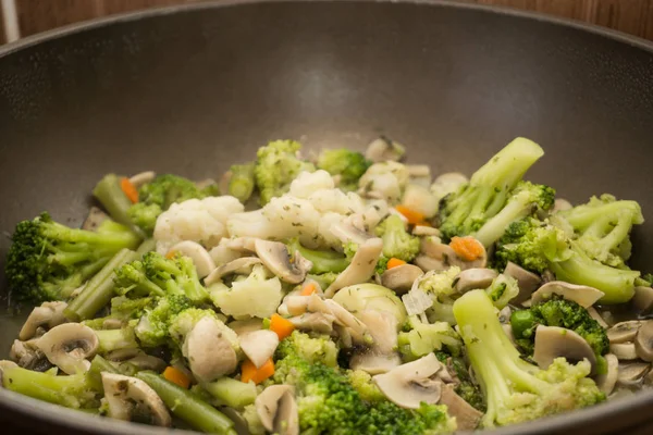 Gestoofde groenten: gezonde voeding met wortel, broccoli, champignons — Stockfoto