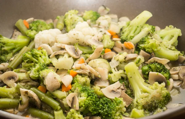 Gestoofde groenten: gezonde voeding met wortel, broccoli, champignons — Stockfoto