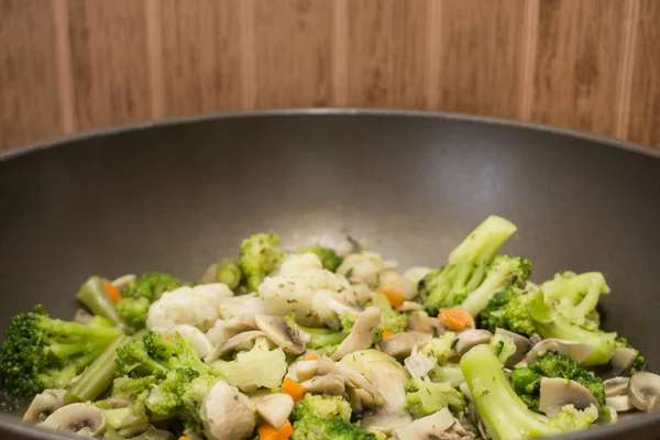 Gestoofde groenten: gezonde voeding met wortel, broccoli, champignons — Stockfoto