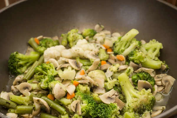 Gestoofde groenten: gezonde voeding met wortel, broccoli, champignons — Stockfoto