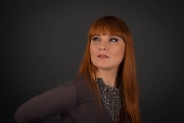 Çekici kadın stüdyoda poz: model kırmızı ya da kızıl saçlı