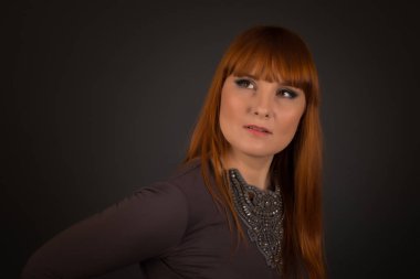 Çekici kadın stüdyoda poz: model kırmızı ya da kızıl saçlı