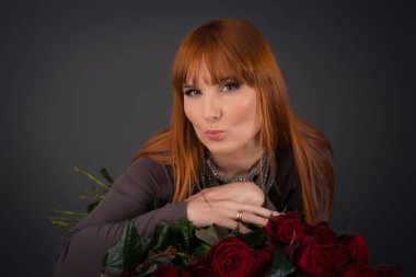 Uluslararası kadın gün Kızıl saçlı genç kadın bir 