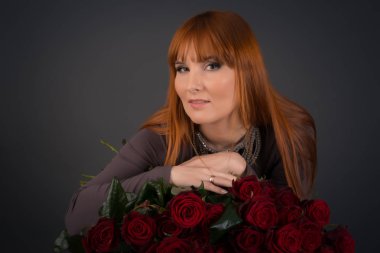 Uluslararası kadın gün Kızıl saçlı genç kadın bir 