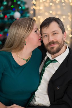 Noel arifesinde genç aile portresi ile yeni yıl arifesi