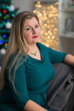 Noel 'de kırmızı dudaklı, yeşil elbiseli güzel bir kadın. 