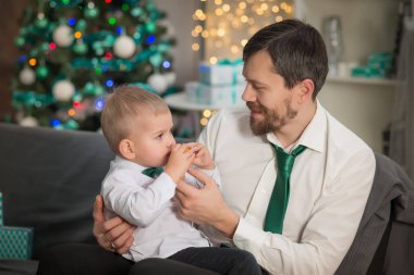 Baba ve küçük oğlu noel süslemesi içinde 