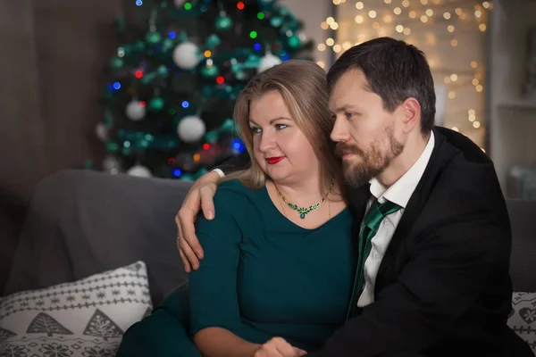 Retrato familiar joven en el interior de Navidad con Nochevieja a — Foto de Stock