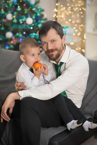 Otec se svým synem v vánoční zdobené interiéru s — Stock fotografie