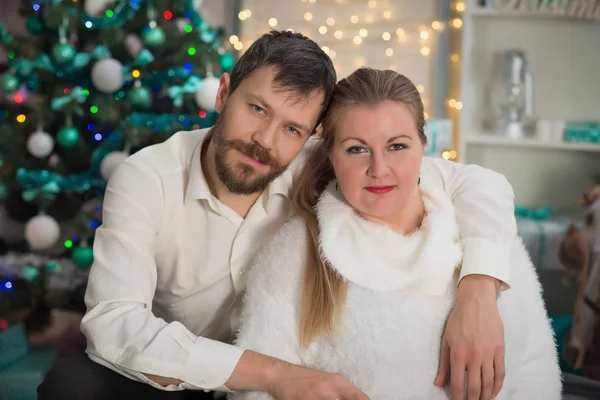 Retrato familiar joven en el interior de Navidad con Nochevieja a — Foto de Stock