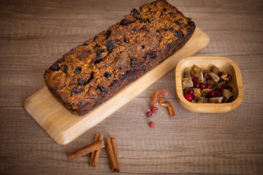 Sıcak kış dekorasyonlu ev yapımı meyve ekmeği.