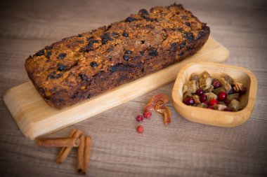 Sıcak kış dekorasyonlu ev yapımı meyve ekmeği.