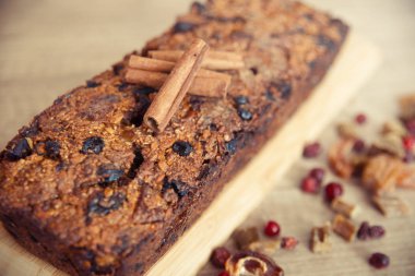 Sıcak kış dekorasyonlu ev yapımı meyve ekmeği.