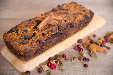 Sıcak kış dekorasyonlu ev yapımı meyve ekmeği.