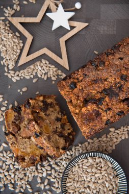 Sıcak kış dekorasyonlu ev yapımı meyve ekmeği.