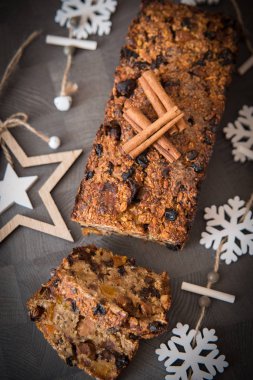 Sıcak kış dekorasyonlu ev yapımı meyve ekmeği.
