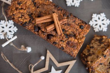 Sıcak kış dekorasyonlu ev yapımı meyve ekmeği.