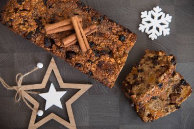 Sıcak kış dekorasyonlu ev yapımı meyve ekmeği.