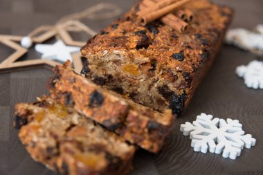 Sıcak kış dekorasyonlu ev yapımı meyve ekmeği.